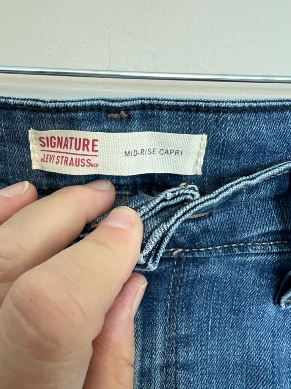Signature by Levi Strauss Mid Rise Capris Jeans Size 12 W31 - Picture 3 of 5